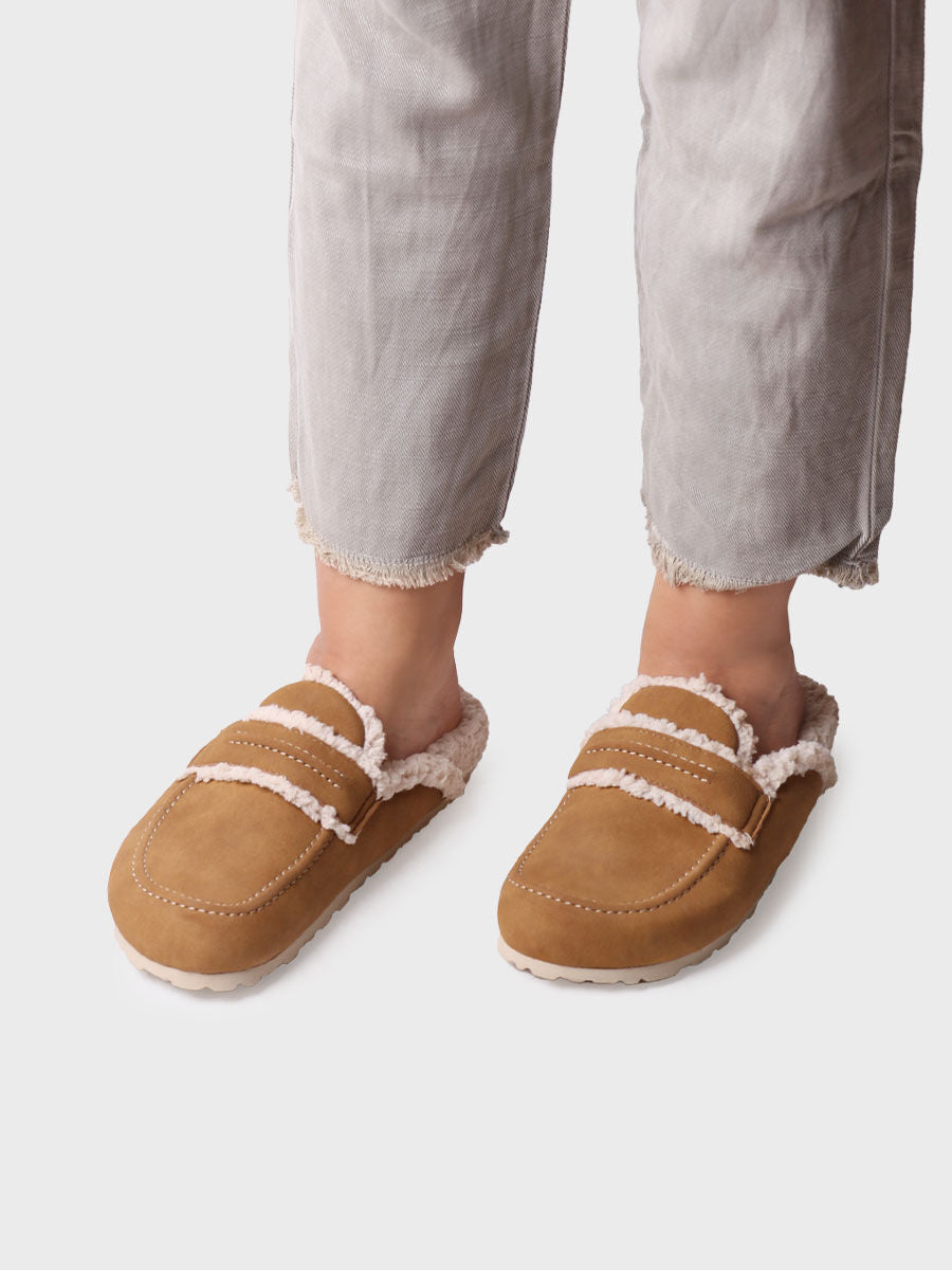 Pantufla para mujer tipo zueco en color cuero - LEIRE